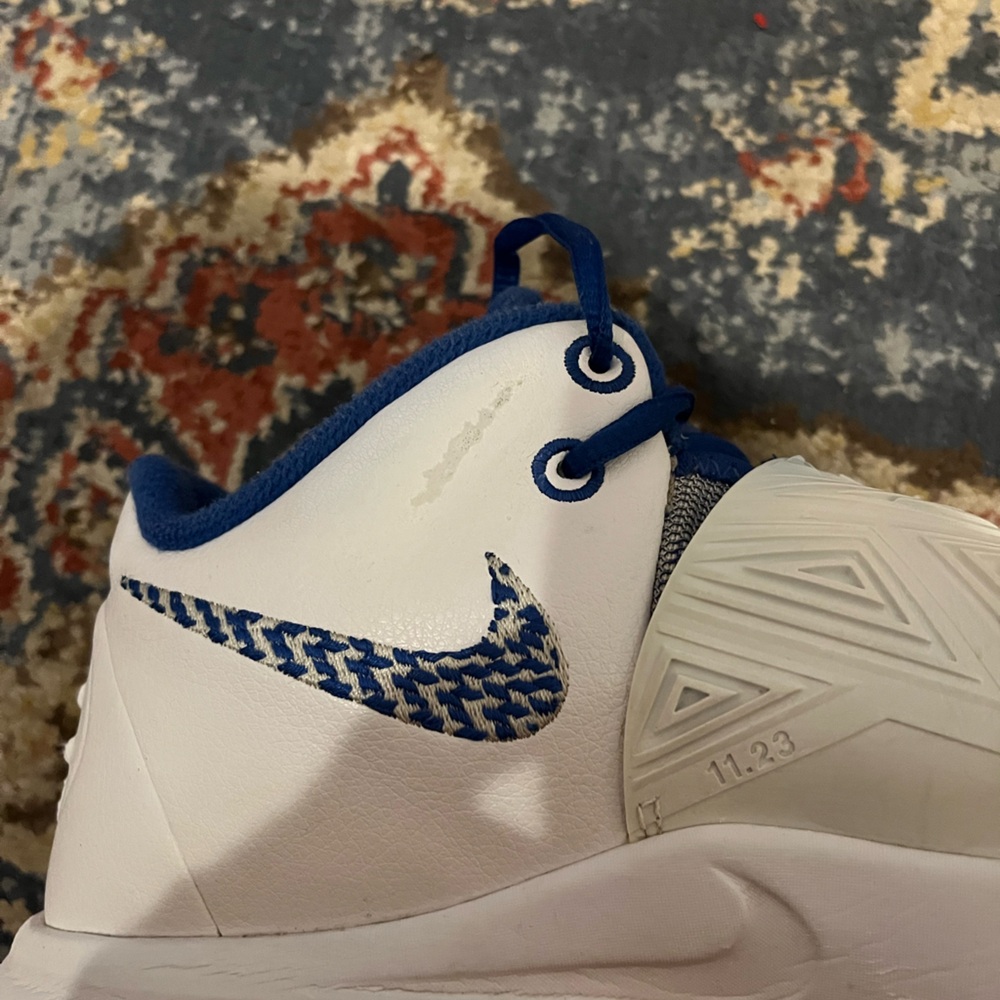 🔥Nike Kyrie Flytrap III White Varsity Blue Size 11 BQ3060-100 - Picture 10 of 16